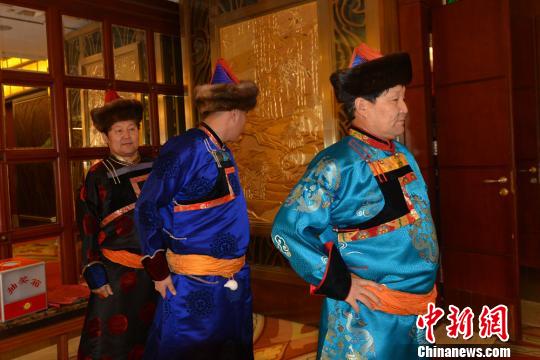 展示者穿上鲜艳的蒙古族传统服饰准备登台。张浪 摄