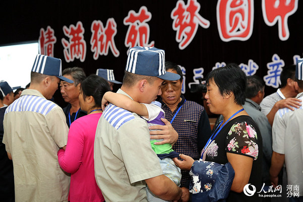 河南第三监狱举办情满狱苑梦圆中秋亲情帮教活动，利用亲情的力量激发服刑人员改造的信心和动力。（资料图）