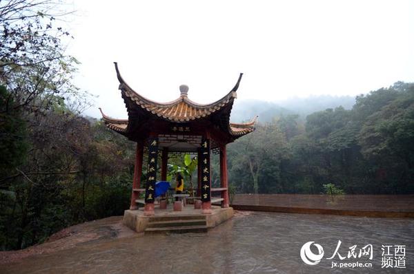 雨雾蒙蒙中，青原山云雾缭绕，让外媒记者流连忘返。