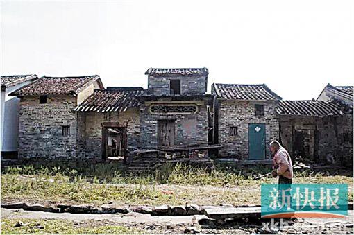 ■增城黄屋村一些旧建筑已经破败无人居住。