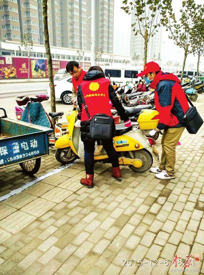 人和路街道志愿者纠正非机动车乱停乱放