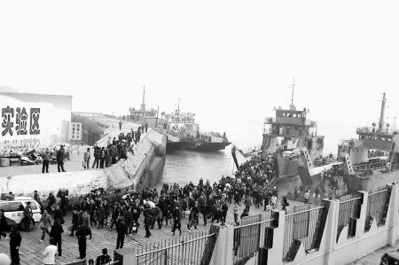 曾经“车等船”，一到节假日总得排上六七公里长队的轮渡码头。（资料图片）