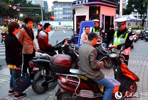 福州街头被交警查处的超标电动自行车为数众多。李挺摄