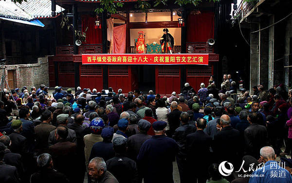 西平镇党委政府在西平古镇为当地老百姓举行的文艺汇演活动。（任地 摄）