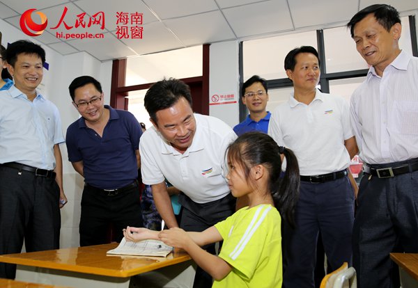 12月10日，三沙市委书记、市长肖杰在永兴学校调研。（吴亚铁摄）