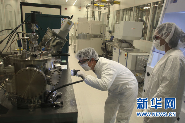 张铁军博士（前）在指导学生们做试验