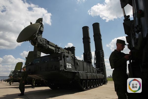 俄罗斯展示的俄制S-300地空导弹系统。(图片来源:新华/俄新)
