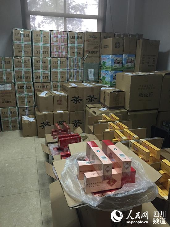 警方查获的假中华、玉溪、红梅等香烟。（王洪江 摄）