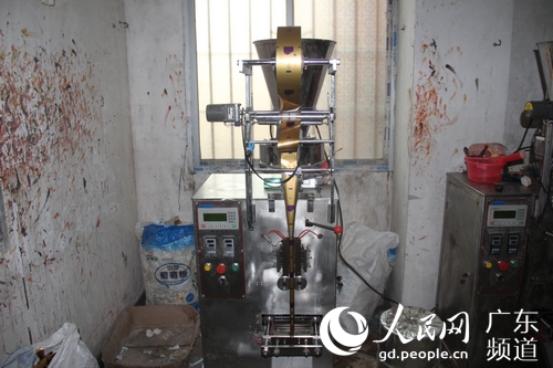 警方查获的用于制假的设备。广州警方 供图