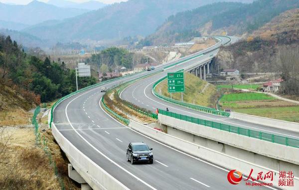 工人在麻竹高速保康黄堡段进行工程收尾作业。