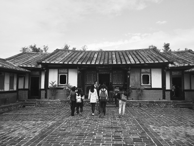 游客走进有着120多年历史的黄举人宅参观。