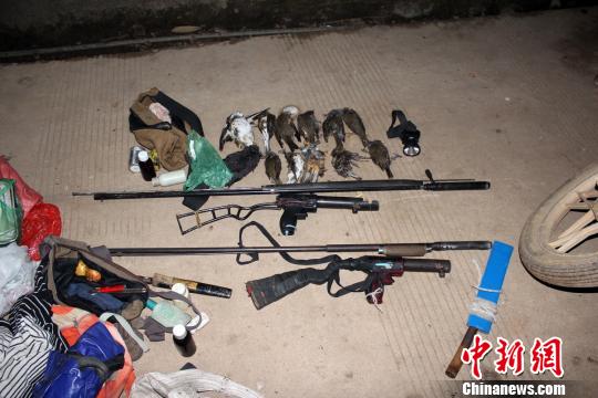 图为堵卡森林公安民警当场查获的部分枪支及猎获物 李文全 摄
