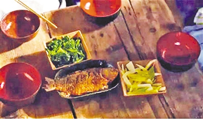 只能煮和烫的时代，怎么能端出这么精致的煎炸食物呢？不过，手里的窝窝饼倒是先秦时期的主食。