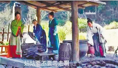 按照历史记载，铁锅到宋朝才发明，这个时代是不能用于炒菜的，只能用陶罐等煮烫，一下子就穿越千年了。