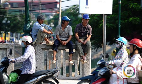 　　来自越南北部清化省的人们在河内街头找工作，摄于2015年9月10日。（图片来源：新华/法新）