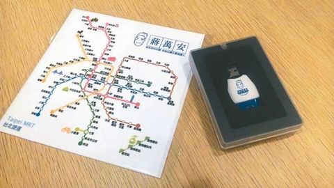 蒋万安推出捷运路线图“万用布”及小额捐款可获得的USB。来源：台湾《联合报》