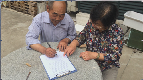 居民区干部上门征询意见