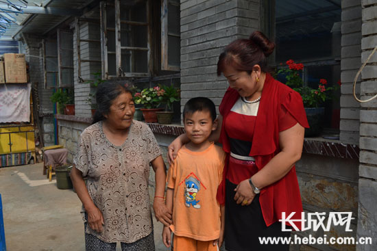 张文珍老人、她的孙子和邻居在一起。乐亭县委宣传部/供图