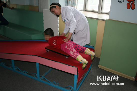 河北省妇幼保健中心采用中西医结合康复手段为患儿诊疗。河北省妇幼保健中心供图