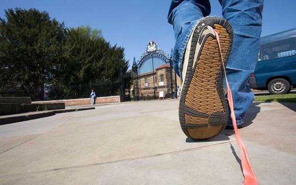 　　新加坡：嚼口香糖要小心