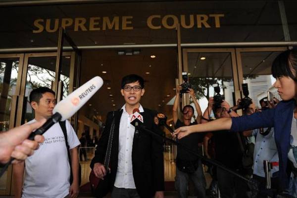 鄞义林7月在新加坡最高法院回答记者提问。(摄影邓智炜)