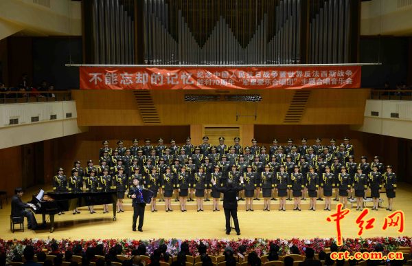 《啊,朋友再见》、《喀秋莎》等.(中红网江山摄)-军星爱乐合唱