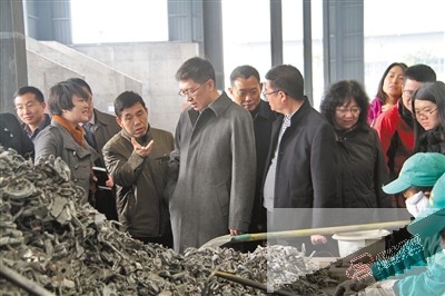 发改委专家在朱沱港桥“城市矿产”基地调研。