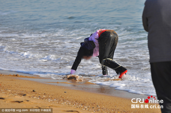 　　2015年12月18日，山东日照，万平口风景区海边，几名当日结婚的新郎，有的被同伴扒掉棉袄和外套，有的被捆住手脚，被同伴合伙抬着扔进大海。图片来源：无可厚非/视觉中国