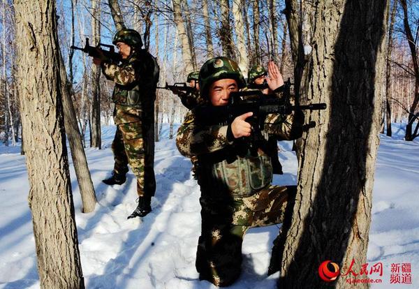 图为边防官兵在冰天雪地练精兵。