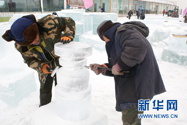 雕刻师傅正在作业。资料片