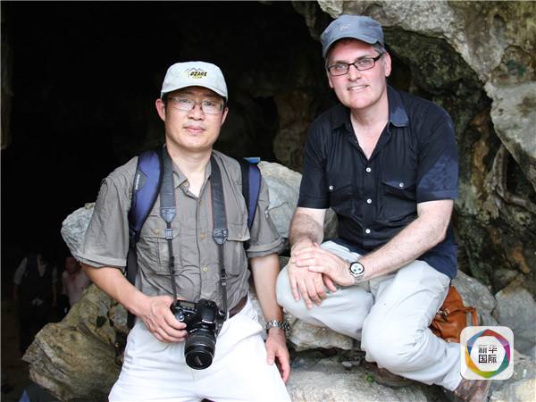 　　吉学平（左）与科诺在野外考察的工作照。