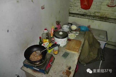 案发屋内的锅里还有未盛出的饭菜。新京报记者 王嘉宁 摄