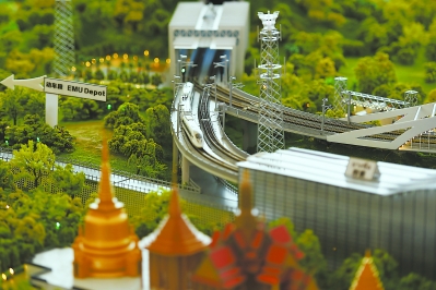 这是在泰国大城府邦芭茵县清惹克侬站举行的中泰铁路合作项目启动仪式上展出的中泰铁路沙盘模型（19日摄）。    新华社