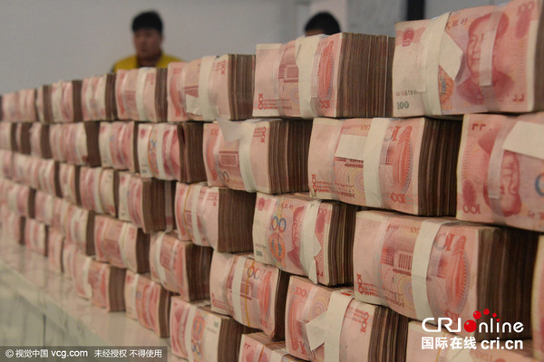 2015年12月19日，在河北保定市望都县的恒业合作社，长桌上摆放好的1000多万现金。图片来源：陈卫红马立方/视觉中国