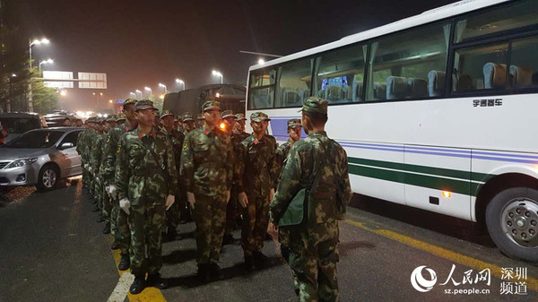 官兵集结，准备赶赴现场救援。（袁仕杰 摄）