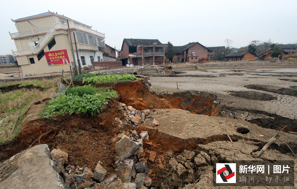 地面上不时看到出现巨大的坑洞。