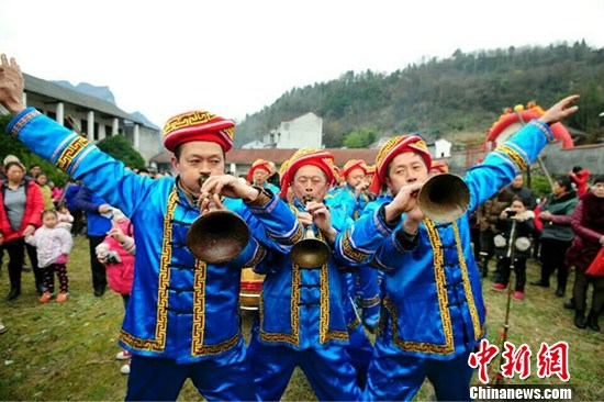 唢呐合奏。  王罡　摄