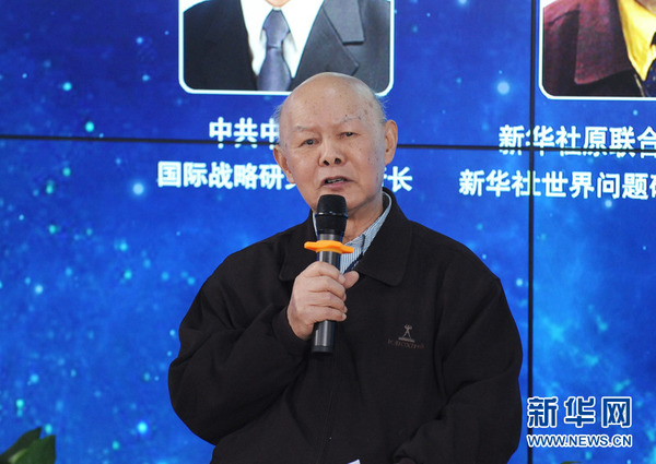 新华网第六届“纵论天下”国际问题研讨会12月22日在北京举行。图为新华社原联合国分社社长、新华社世界问题研究中心研究员、美国问题专家钱文荣发言。 新华网 陈竞超 摄