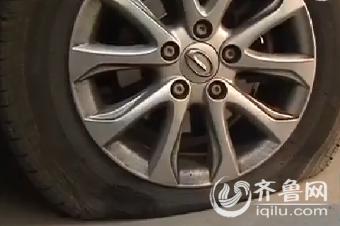 　张先生发现自己汽车四个轮胎都瘪下去了（视频截图）