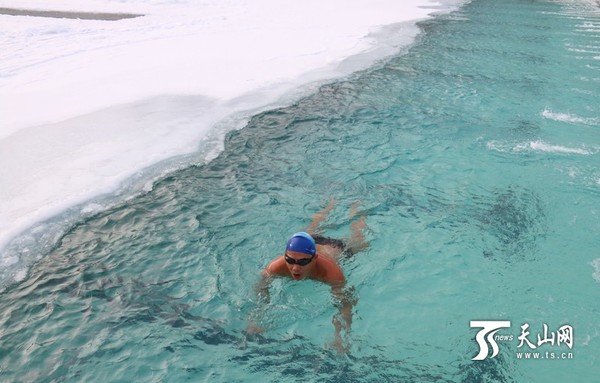 冬泳爱好者“冻”并快乐着。