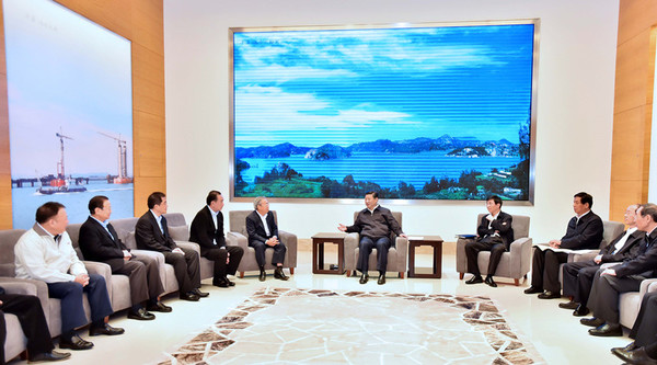 图为：2014年11月1日至2日，中共中央总书记、国家主席、中央军委主席习近平在福建调研。这是1日上午，习近平在宸鸿科技（平潭）有限公司会见部分台资企业负责人，并同他们座谈。
