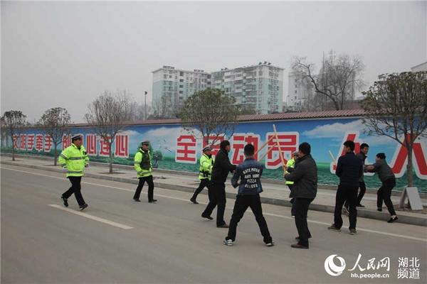 接到110指令后，街面巡逻交警迅速赶至事发地