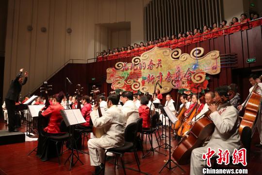 图为23日晚间，“花儿的春天”新年音乐会在青海西宁奏响。　罗云鹏 摄