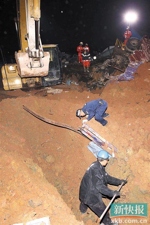 ■救援工作利用机械与人工相结合的方式在现场搜救失联人员。