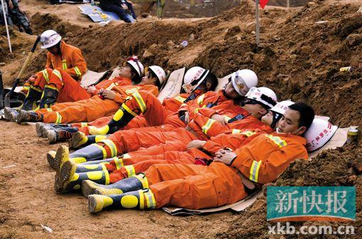 ■连续奋战实在太累,救援人员在现场简单休息后再投入搜救。