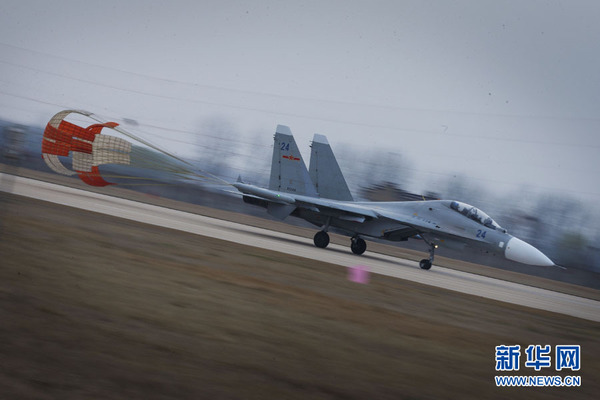 2015年3月3日，“海空雄鹰团”战机平稳着落。新华社记者琚振华摄