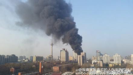 北京西三环航天桥附近一楼着火，现场浓烟滚滚，目前伤亡不详。（现场网友供图）