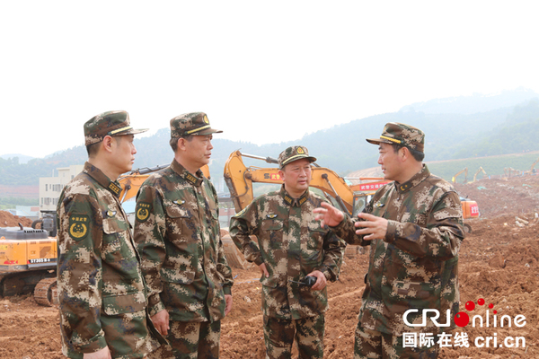 12月24日，武警交通部队司令员傅凌将军在重灾区指挥救灾。廖振华摄