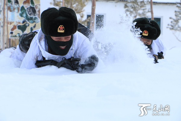 新疆边防战士寒冬雪地拉练砺精兵