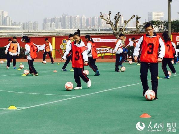 锦江区首届校园足球研讨会上的足球训练课。